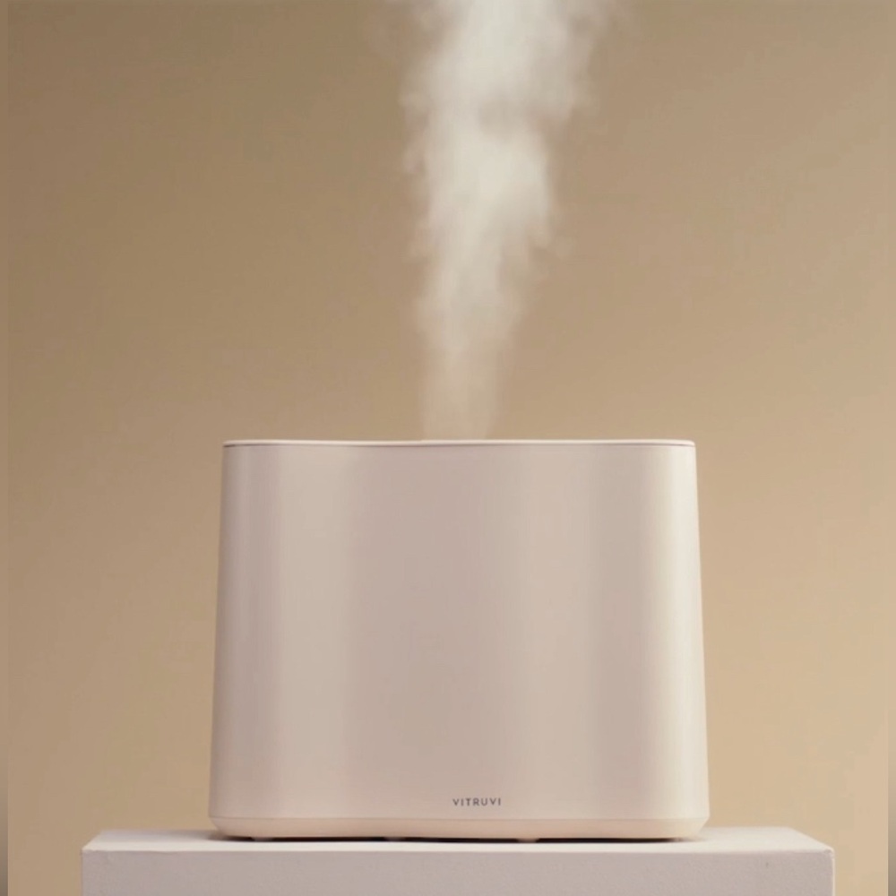 Vitruvi Cloud Humidifier / brand new / in box / white